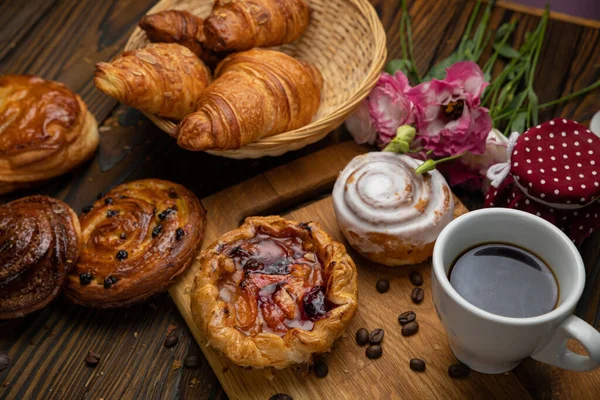 Doces Variados Croissants Pães Uma Mesa Madeira Marrom — Fotografia de Stock