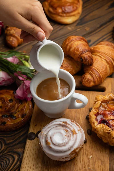 Doces Variados Croissants Pães Uma Mesa Madeira Marrom — Fotografia de Stock