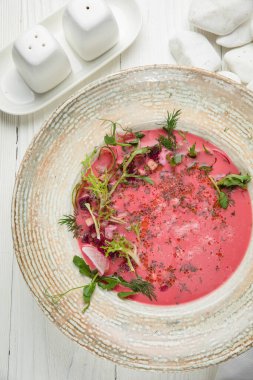 Soğuk domates çorbası. Tahta, beyaz bir masada