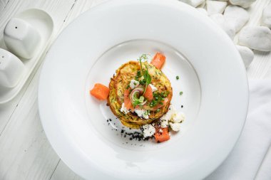 Somonlu krep, peynir, otlar. Beyaz ahşap bir masada