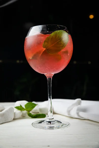 Cocktail Alcolico Con Ghiaccio Tavolo Legno Bianco — Foto Stock