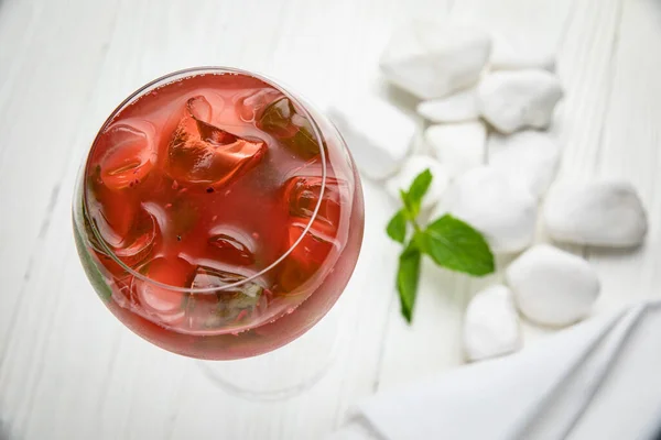 Αλκοολούχο Κοκτέιλ Πάγο Ένα Ξύλινο Άσπρο Τραπέζι — Φωτογραφία Αρχείου