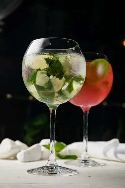 Blandade Kalla Cocktails Mojito Och Hallon Ett Vitt Bord Trä — Stockfoto