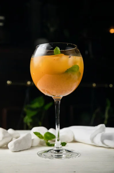 Cocktail Alcoolisé Avec Glace Sur Une Table Blanche Bois — Photo