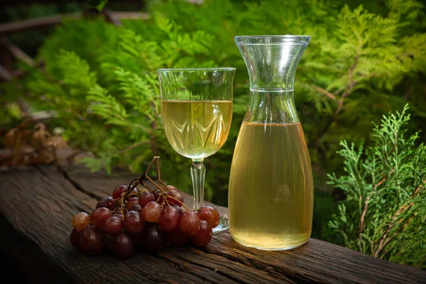 Karaff Med Vitt Vin Ett Träbord Med Ett Glas Och — Stockfoto