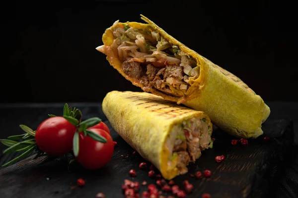 Ahşap bir tahtanın üzerinde nefis bir shawarma..