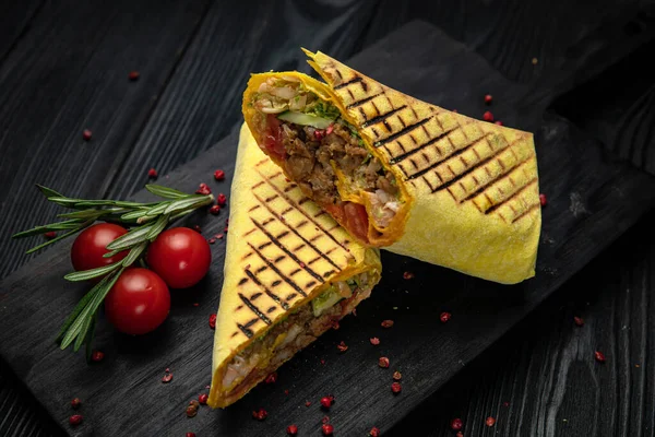 Ahşap bir tahtanın üzerinde nefis bir shawarma..