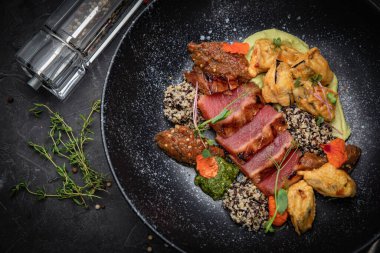 Izgara ton balığı. Koyu beton bir masada, koyu bir tabakta