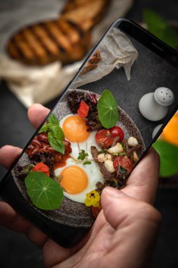 Kahvaltıda domatesli yumurta, fasulye, et, peynir ve sos.