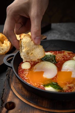 İçten İngiliz kahvaltısı - haşlanmış yumurta, domates ve ahşap bir tavada sos.