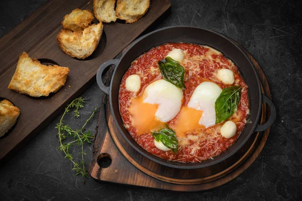 Obfite Angielskie Śniadanie Gotowane Jajka Pomidorami Sosem Patelni Drewnianej Desce — Zdjęcie stockowe