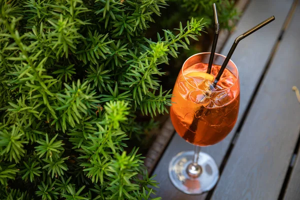 Orange Alkoholisches Getränk Aperol Gläsern Mit Eis Auf Einem Tisch — Stockfoto