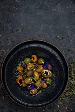 Koyu bir betonda farklı türde zeytin.