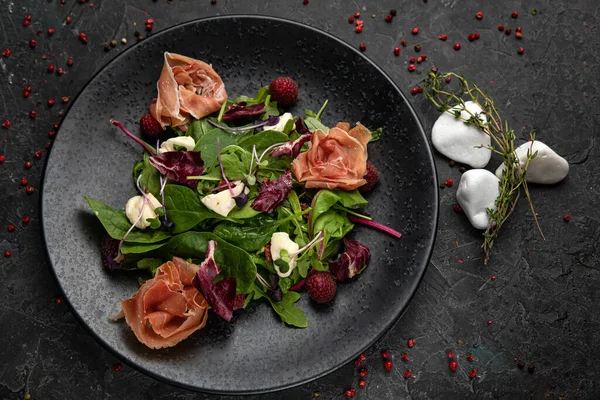 Salat Mit Schinken Kräutern Himbeeren Mikrogemüse Auf Einem Dunklen Betontisch — Stockfoto