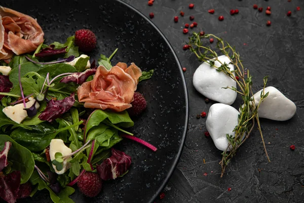 Salat Mit Schinken Kräutern Himbeeren Mikrogemüse Auf Einem Dunklen Betontisch — Stockfoto