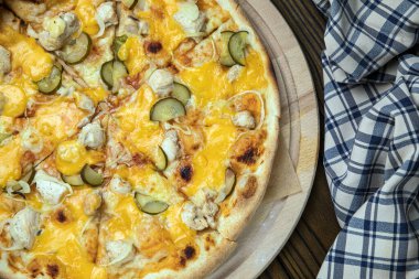 Pizza, stokta. Kahverengi ahşap bir masada.