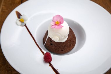 Bir Fransız restoranının menüsünden tatlı. Tahta bir masada.