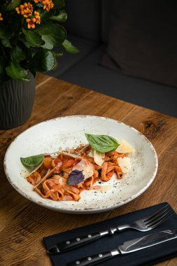 Tabakta makarna. Üst Manzara. İtalya 'da bir restoranda.