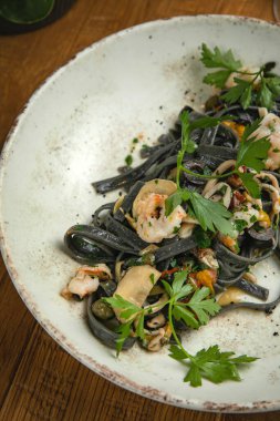 Tabakta makarna. Üst Manzara. İtalya 'da bir restoranda.