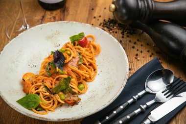 Tabakta makarna. Üst Manzara. İtalya 'da bir restoranda.