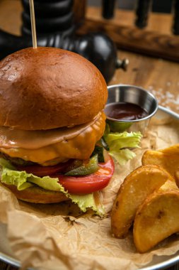 Bir Amerikan restoranının menüsünden hamburger. Tahta bir masada.