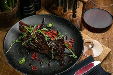 İtalyan restoranının menüsünde ızgara et. Tahta bir masada.