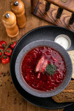 Ukrayna restoranının menüsünden Borsch. Tahta bir masada.