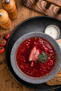 Ukrayna restoranının menüsünden Borsch. Tahta bir masada.
