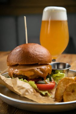 Bir Amerikan restoranının menüsünden hamburger. Tahta bir masada.