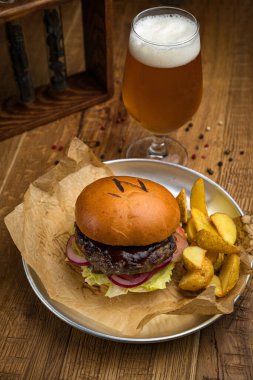 Bir Amerikan restoranının menüsünden hamburger. Tahta bir masada.