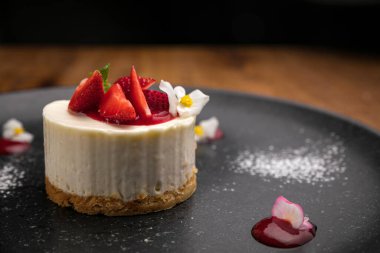 Bir Fransız restoranının menüsünden tatlı. Tahta bir masada.