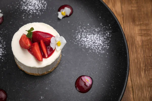 Bir Fransız restoranının menüsünden tatlı. Tahta bir masada.