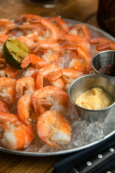 Crevettes Cuites Menu Restaurant Américain Sur Une Table Bois — Photo