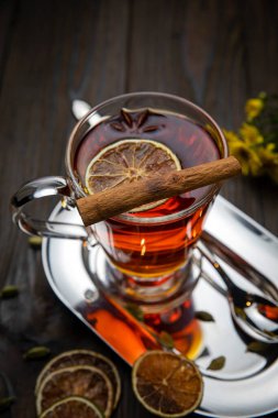 Erkek bir barmen restoranın barına sıcak çay dolduruyor.