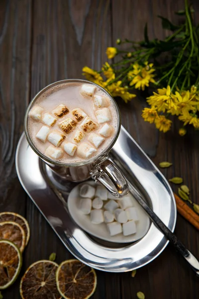 Chocolate Caliente Con Malvaviscos Una Mesa Madera — Foto de Stock