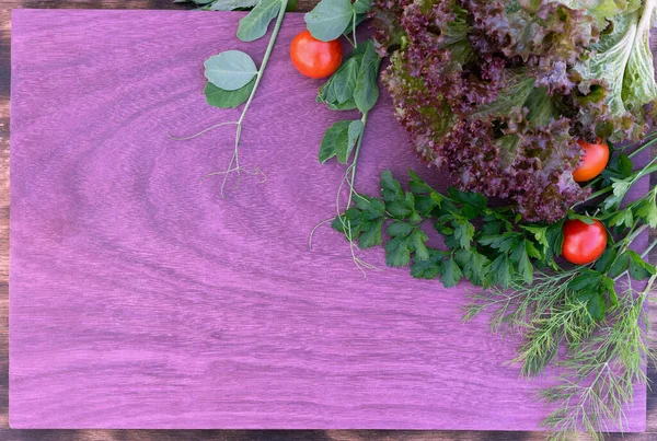 Koyu kırsal ahşap arka plan, yazı için boş alan. Salata yaprakları, taze yeşillik. Sağlıklı yemek ve salata yapmak için gerekli malzemeler. Vejetaryen gıda konsepti. Üst Manzara. Boşluğu kopyala