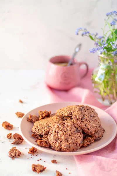 Galletas de avena caseras en un plato y con una taza de té. El concepto de un hermoso desayuno. — Foto de Stock