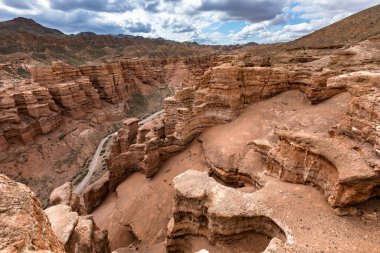 Güzel kırmızı kumtaşı kanyon manzarası