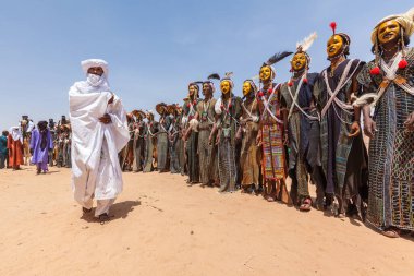 Gerewal Mbororo Wodaabe Sahra Göçebeleri geleneksel kıyafetlerle renkli makyaj yarışması  