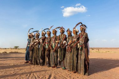 Gerewal Mbororo Wodaabe renkli geleneksel kıyafetlerle güzellik yarışması düzenliyor.  