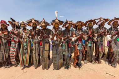 Gerewal Mbororo Wodaabe Sahra Göçebeleri geleneksel kıyafetlerle renkli makyaj yarışması  
