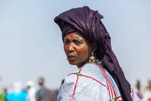 Femme Nomade Dans Désert Traditionnel Sahara Turban — Photo
