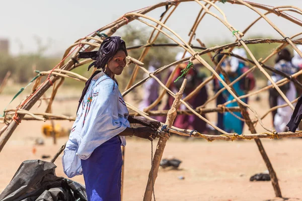 Женщины Кочевницы Строят Традиционную Хижину Пустыне Сахара Нигере — стоковое фото