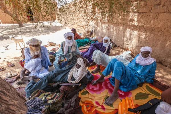 Группа Туарегов Сидящих Ковре Дворе Грязного Дома — стоковое фото