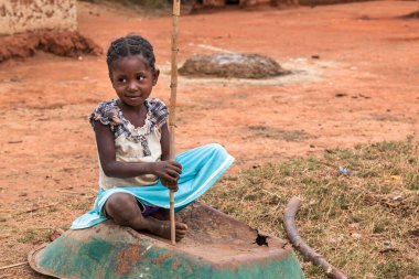 Utangaç güzel Afrikalı kız portresi