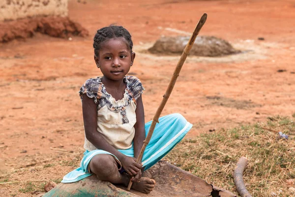 Verlegen mooi Afrikaans meisje portret — Stockfoto