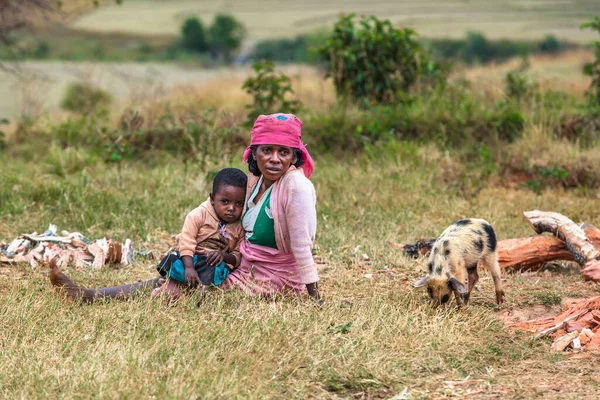 子供を持つアフリカの疲れた女性 — ストック写真