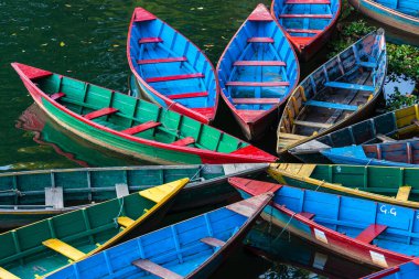Phewa Gölü 'ndeki botlar Pokhara Nepal' de