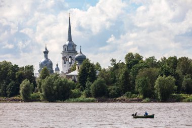 Nehir kıyısındaki Ortodoks Kilisesi