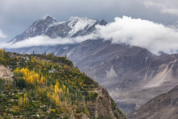 Pueblo de montaña en el valle del río Hunza. Pakistán Zonas del norte — Foto de Stock